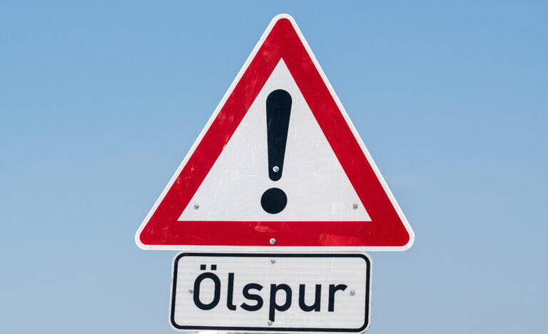 Achtung Ölspur Straßenschild